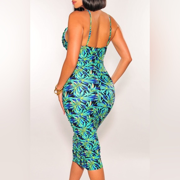 HOT MIAMI STYLES TROPICAL PRINT V NECK
SPAGHETTI STRAPS RUCHED
DRESS - Picture 3 of 8